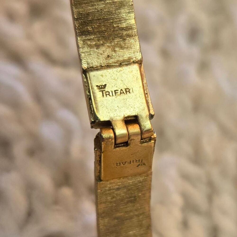 Vintage Trifari Gold Hinged Bangle Bracelet - Picture 3 of 6